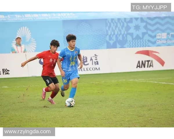 足球明星高清横版照片展现球场风采与激情瞬间的完美捕捉